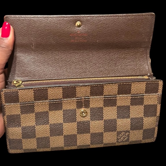 LOUIS VUITTON Damier Ebene Sarah Wallet - Picture 2 of 11